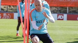 Arjen Robben gaat zoals altijd voluit op de training
